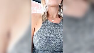 Mamma italiana in sala d'aspetto mostra le tette e si toca la fica