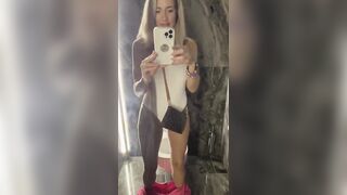 Milf italiana si riprende col celulare mentre piscia