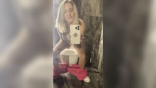 Milf italiana si riprende col celulare mentre piscia