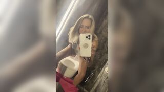 Milf italiana si riprende col celulare mentre piscia