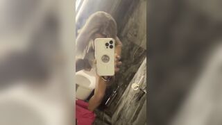 Milf italiana si riprende col celulare mentre piscia