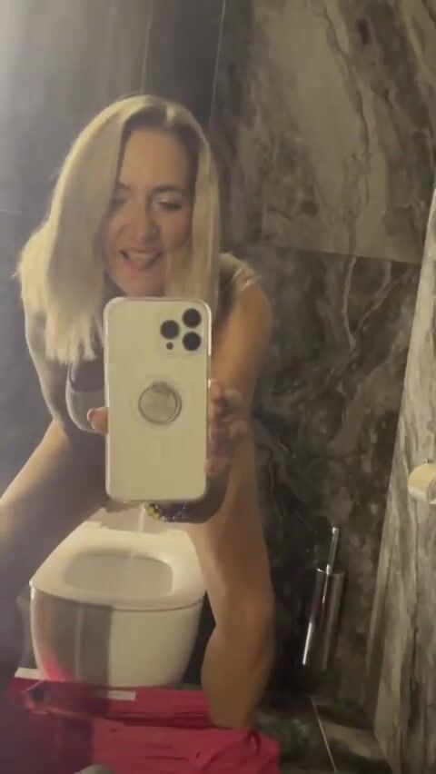 Milf italiana si riprende col celulare mentre piscia