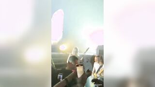 Victoria De Angelis suona tra il pubblico a seno nudo