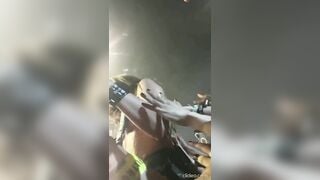 Victoria De Angelis suona tra il pubblico a seno nudo