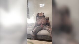 Coppia tatuata scopa sul divano