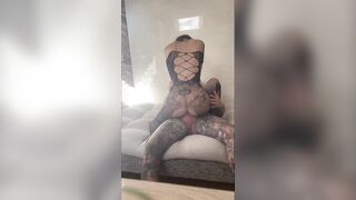 Coppia tatuata scopa sul divano