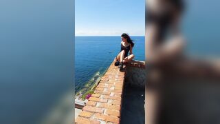 Flash tette ragazza italiana esibizionista al mare