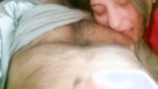 Mi sega e schiaffeggia il cazzo