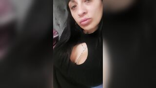 Lolita gioca con la sua tettona