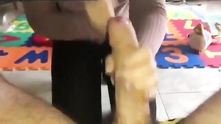 Me lo succhia in camera sua e le vengo sul culo