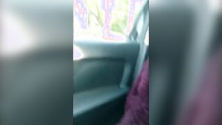 Ragazza italiana si tocca le tette in macchina