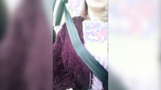 Ragazza italiana si tocca le tette in macchina