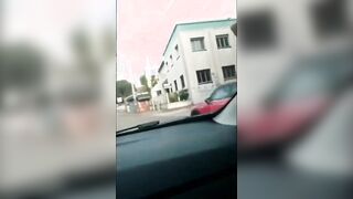 Ragazza italiana si tocca le tette in macchina