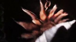 Guarda cornuto come spompina il cazzo di questo ragazzo in macchina