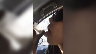 Fidanzata troia assetata beve la sborra in auto dal bicchiere