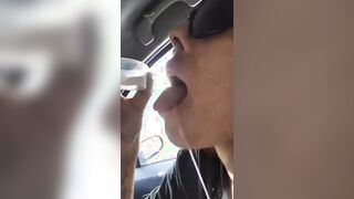 Fidanzata troia assetata beve la sborra in auto dal bicchiere