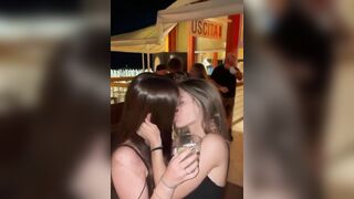 Ragazze slinguano al Twinga