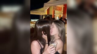 Ragazze slinguano al Twinga