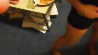 Filmino porno con la fidanzata che lo succhia e si masturba