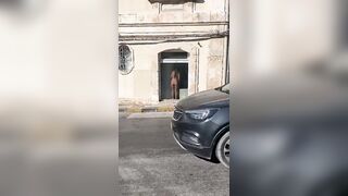 Esibizionista italiana in vetrina nuda