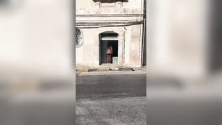 Esibizionista italiana in vetrina nuda