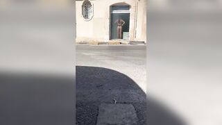 Esibizionista italiana in vetrina nuda