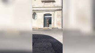 Esibizionista italiana in vetrina nuda