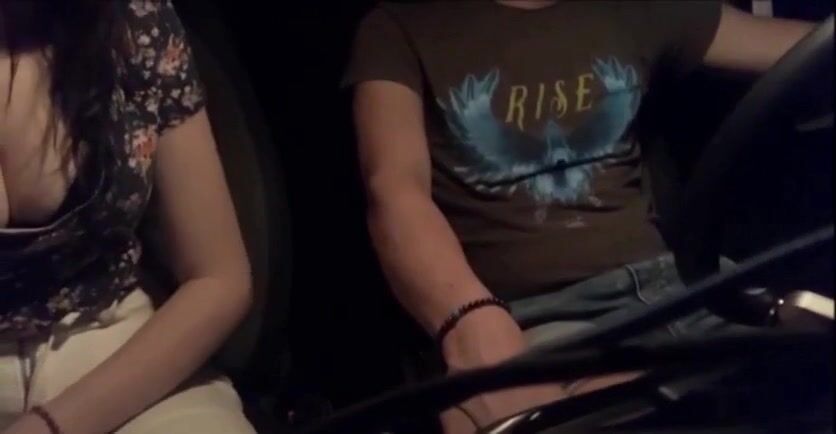 Seduce in auto amico del fidanzato e lo scopa (Dialoghi in Italiano)