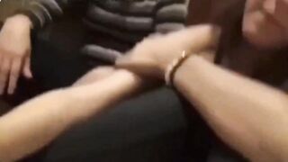 Ragazze italiane segano insieme coinquilino nel bagno