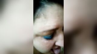 Il cornuto le telefona mentre mi sta facendo un pompino