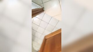 Mia moglie piscia e me lo succhia sul cesso