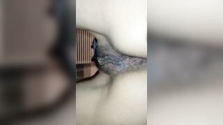 Mia moglie piscia e me lo succhia sul cesso