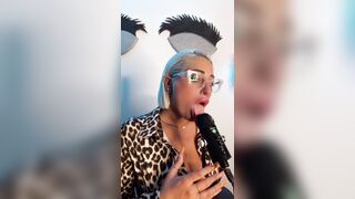 Con un microfono la biondina fa miracoli