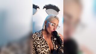 Con un microfono la biondina fa miracoli