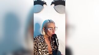 Con un microfono la biondina fa miracoli