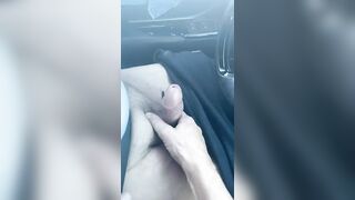 Mi sega il cazzo in macchina la mia donna