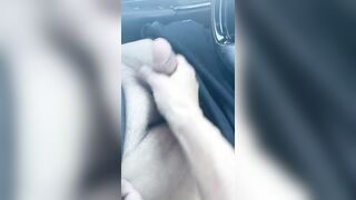 Mi sega il cazzo in macchina la mia donna