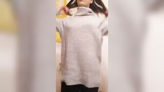 Si spoglia e si masturba in webcam per il fidanzato