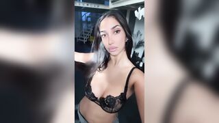 Naomi De Crescenzo in reggiseno che tettone