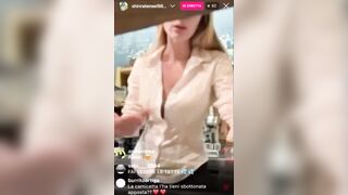 Ora chiudo il bar andate affanculo e da domani onlyfans e vado a succhiare i cazzi