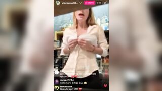 Ora chiudo il bar andate affanculo e da domani onlyfans e vado a succhiare i cazzi