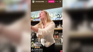 Ora chiudo il bar andate affanculo e da domani onlyfans e vado a succhiare i cazzi