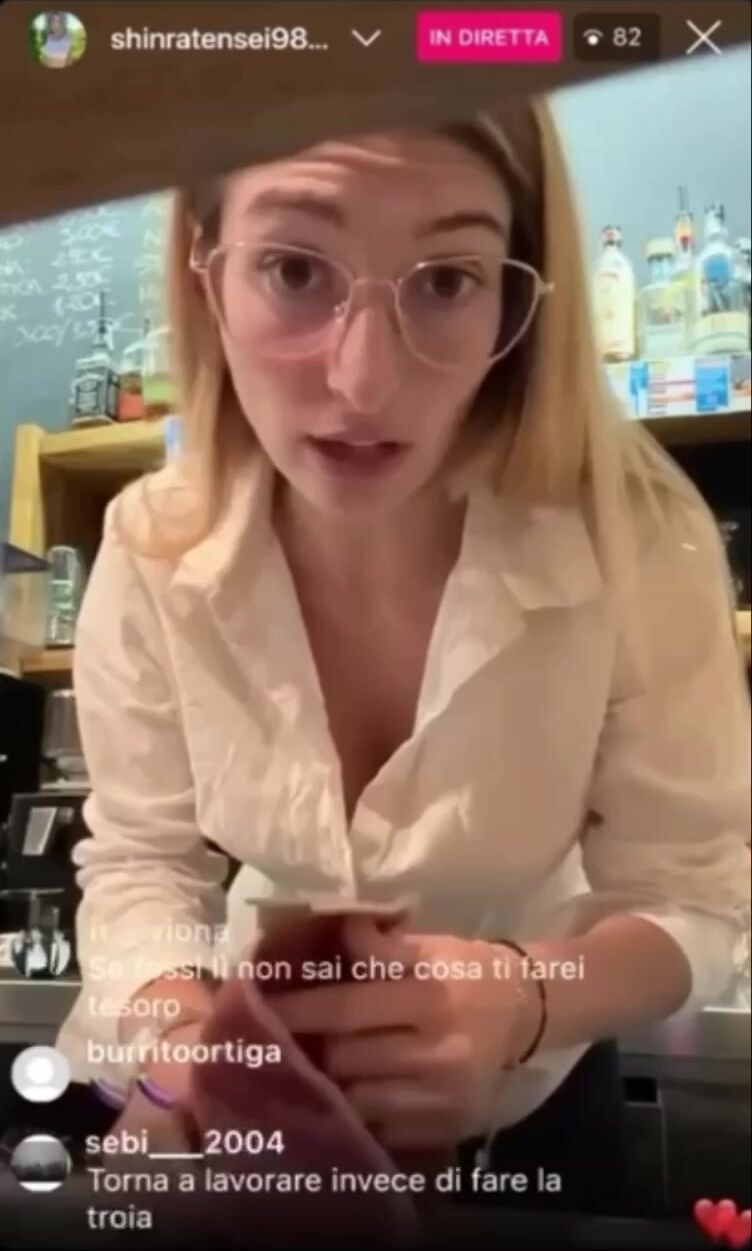Ora chiudo il bar andate affanculo e da domani onlyfans e vado a succhiare i cazzi
