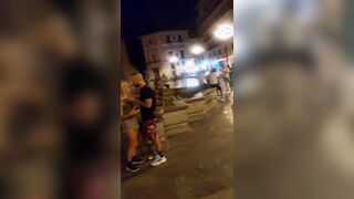 Palpata da due amici in piazza