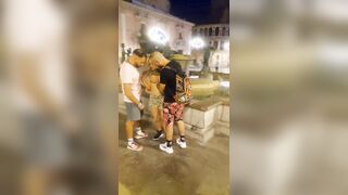 Palpata da due amici in piazza