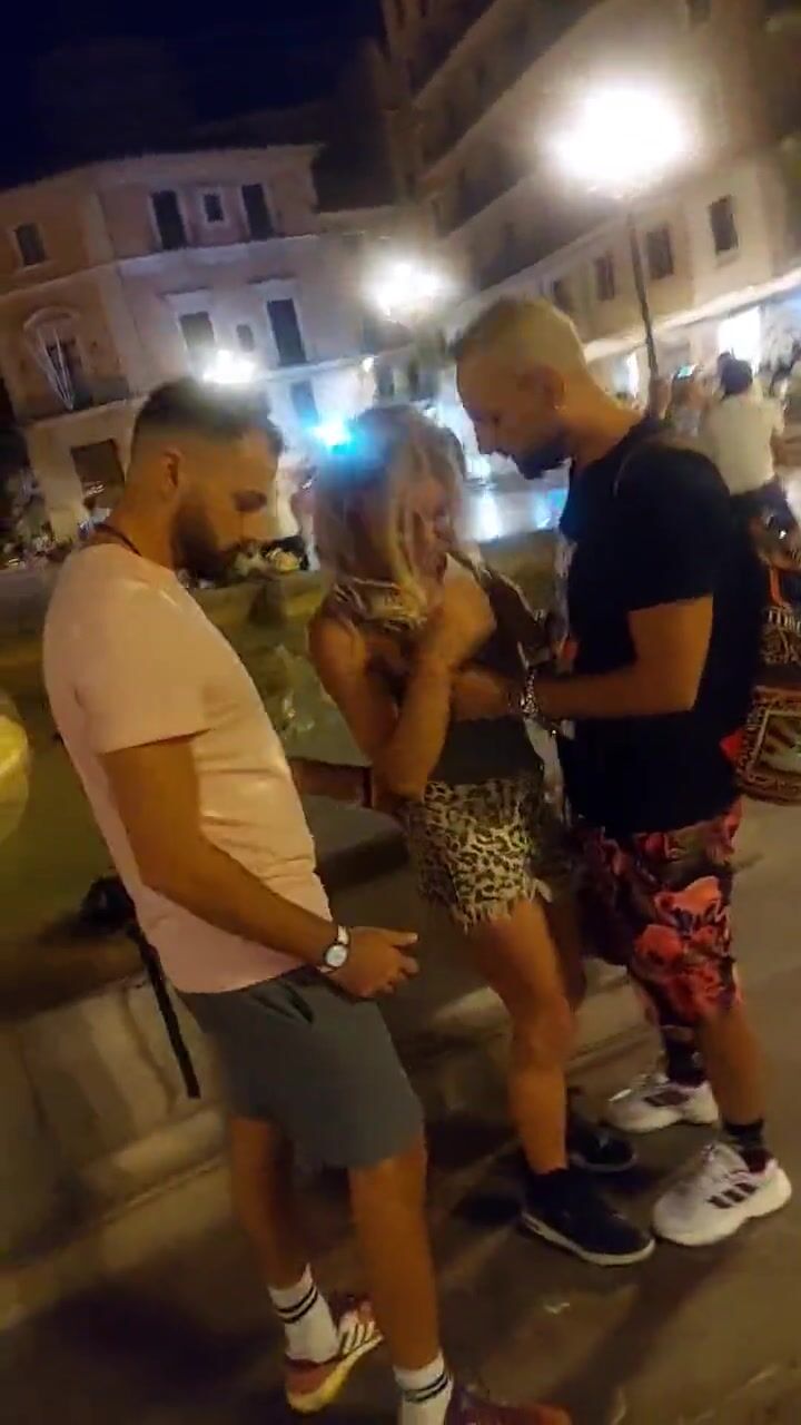 Palpata da due amici in piazza