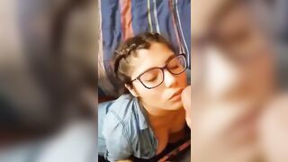 Giovane studentesa sborrata sugli occhiali