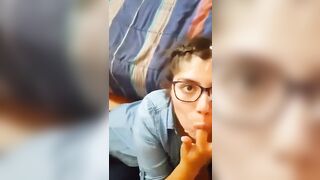 Giovane studentesa sborrata sugli occhiali