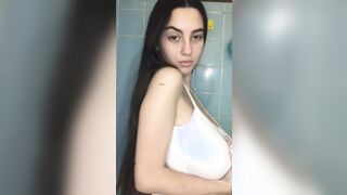 Teen tettona naturale nella doccia