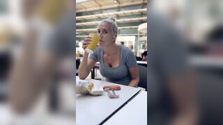 Al ristorante senza mutandine